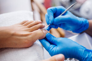 pedikure prozess home salon pedikure fusspflege und nagel der prozess der professionellen pedikure master blauen handschuhen machen pedikure